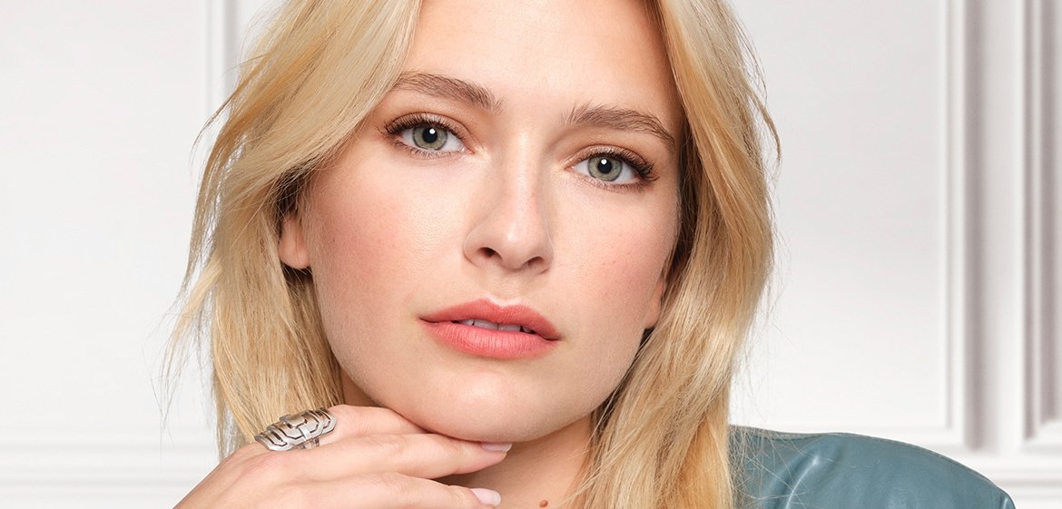 eine Frau mit blonden Haaren und dezentem Make-up